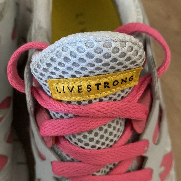 Nike Livestrong Free Run + 2 Gray Pink Running Shoes Women’s Size 6.5 - Picture 2 of 4